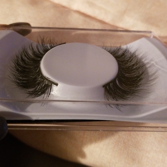 Mink Lashes - Picture 1 of 2